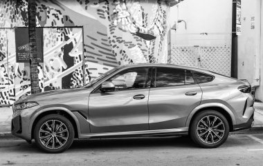 Miami, Florida, ABD - 16 Kasım 2024: 2025 BMW X6 çapraz otomobil. BMW X6 tipi lüks bir çapraz araba. BMW X6 'nın arabası dışarıda park edilmiş. BMW X6, yan görünüm.