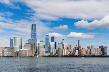 New York, New York Birleşik Devletleri. Manhattan 'ın ortasındaki New York şehrinin ufuk çizgisi. ABD, New York, New York, Manhattan. Amerikan finans başkenti. Aşağı Manhattan silueti. New Jersey 'den New York. Manhattan şehir merkezi..