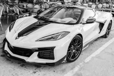 Miami, Florida, ABD - 19 Aralık 2024 Chevrolet Corvette Chevy spor arabası. Chevrolet Corvette 'in spor arabası. Chevy Corvette 'in arabası dışarıda park edilmiş. Chevrolet Corvette, köşe manzaralı..