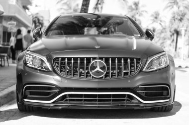 Miami, Florida, ABD - 06 Aralık 2024 Mercedes Benz C 2023 arabası. Mercedes Benz C V8 biturbo tipi lüks bir araba. Mercedes Benz 'in arabası dışarıda park edilmiş. Mercedes Benz C, ön manzara..