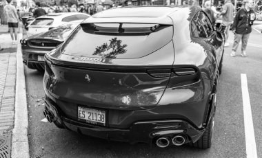 Chicago, Illinois - 29 Eylül 2024 Ferrari Purosangue kırmızı renk. Ferrari Purosangue SUV sokağa park etmiş. Arkadan bak. Şatoda lüks Ferrari Purosangue