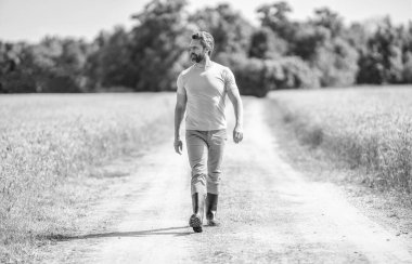 Buğday tarlasında çiftçi. Hasat ve çiftçilik. Tarlada çiftçi. İspanyol çiftçi tarla hasadını kontrol ediyor. Tarım işi. Tarımcı çiftçi adam. Ürün koruması. Tarım çiftliği.