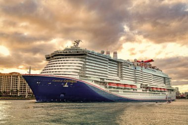 Miami, Florida, ABD - 23 Aralık 2024: yaz tatilinde tatil beldesi. Karnaval yolcu gemisi. Gemi turu ve deniz seyahati. Gemi Miami limanından ayrılıyor. Karnaval Gezi Gezisi Gezisi Kutlaması.