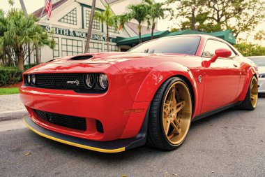 Miami, Florida, ABD - 13 Nisan 2025 Spor araba Dodge Challenger SRT Hellcat. Dodge Challenger SRT arabası park edilmiş. Kırmızı spor araba, ön köşe manzaralı. 2018 Dodge Challenger SRT Helkatlı spor araba.