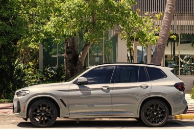 Miami, Florida, ABD - 13 Nisan 2025: beyaz araba, yan görüş. 2022 BMW X3 xDrive30i arabası. Lüks araba BMW X3 xDrive30i. Araba BMW X3 xDrive30i dışarı park edilmiş..