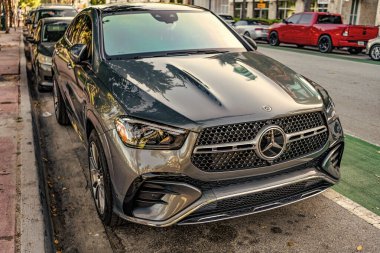 Miami, Florida, ABD - 07 Nisan 2025 Mercedes Benz GLE coupe car. Coupe Mercedes Benz GLE. Mercedes Benz GLE dışarıda park halinde. Gri araba, ön manzara..