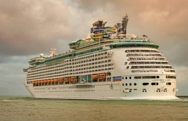 Miami, Florida, ABD - 16 Aralık 2024 Yaz Tatili Seyahati. Royal Karayipler Uluslararası yolcu gemisi. Gemi turu. Gemi limandan ayrılıyor. Deniz Gezisi Gezisi Gezisinin kaşifi.