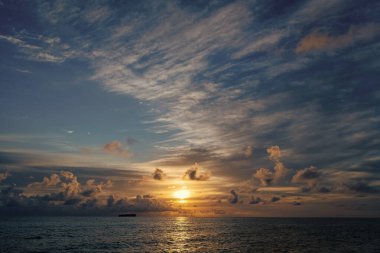 Sahilde romantik bir yaz tatili. Gün doğumu gökyüzü ufku. Gemi ile deniz batımı manzarası. Yaz tatilinde bulutlu gün batımı gökyüzü ve deniz manzarası. Deniz gündoğumuyla gökyüzü. Deniz doğasında sakin bir ufuk..