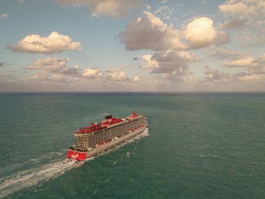 Miami, Florida, ABD - 28 Mart 2025 Valiant Lady Cruise Gemisi Yolculuğu. Yaz tatili için gemi turu. Bakire Yolculukları ve Bain Capital. Gemi turu. Seyahat acentası turu. Okyanus yolculuğu.