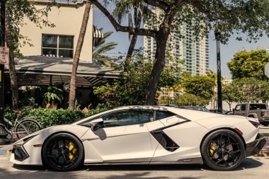 Miami, Florida, ABD - 13 Nisan 2025: araba Lamborghini Revuelto açık havada park edildi. Beyaz araba, yan görüş. Lamborghini Revuelto süper araba spor yara izi. Lüks spor araba Lamborghini Revuelto.