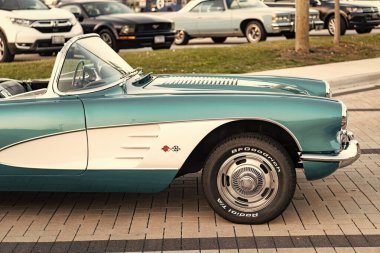 Park Ridge, Illinois, ABD - 22 Ağustos 2024 Chevrolet Corvette C1 'in üstü açık arabası. Chevy Corvette. Dönüştürülebilir araba otomobil fuarına park edilmiş, köşe manzaralı. 1958 Chevrolet Corvette C1 retro araba.
