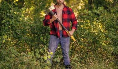 Baltalı oduncu adam. Oduncu baltası. Ağaç kesen baltalı adam. Düğmeleri iliklenmemiş bir adam. Oduncu dışarıda çok çalışıyor. Acımasız oduncu. Vahşilik ve erkeklik. Kırpılmış görünüm.