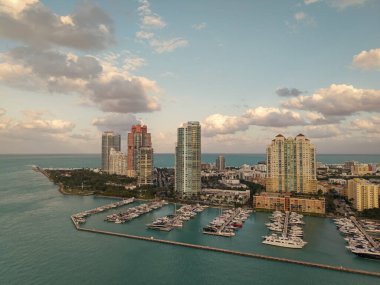 Marina Körfezi Miami 'de gemi ve yatlarla dolu. Okyanus kıyısında yatlı bir yaz tatili sahnesi. Miami 'de yatları olan gökyüzü.