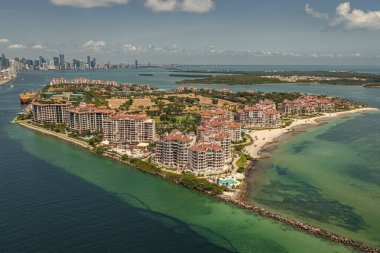 İkonik Miami kıyı şeridi. Miami 'nin ünlü silueti üzerinde bulutlu gökyüzü