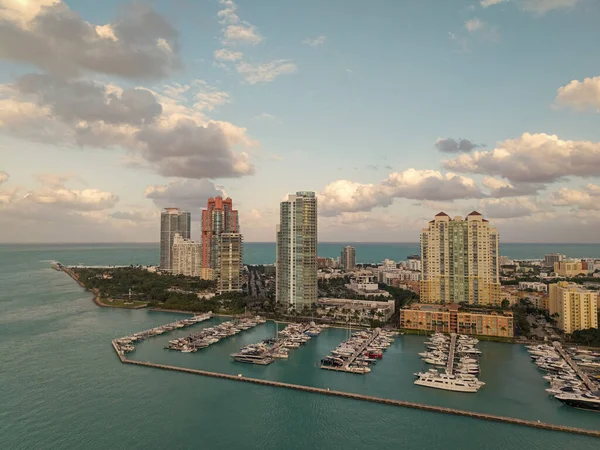 Marina Körfezi Miami 'de gemi ve yatlarla dolu. Okyanus kıyısında yatlı bir yaz tatili sahnesi. Miami 'de yatları olan gökyüzü.
