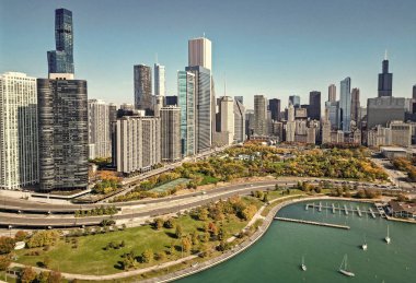 Gökdelen manzarası. Chicago şehir marinası. Chicago şehir merkezi ve marina silueti. Sonbahar şehri manzarası. Sonbahar şehri parkı olan şehir manzarası. Chicago şehir manzarası gökyüzü mimarisi. Marina Şehri.