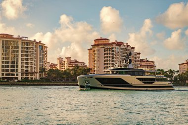 Teknesi olan Miami Kanalı. Fisher Adası konut binası ve lüks yat teknesi. Miami Fisher Adası 'nın manzarası. Marinaya yüzen bir tekne. Fisher Adası 'nda lüks bir yat teknesi. Yaz tatili.