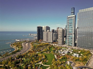 Gökdelen ve manzara. Chicago şehir manzarası. Şehir merkezi. Chicago şehir merkezi parkı ve ufuk çizgisi. Autumn City Park manzarası. Sonbahar şehri parkı olan şehir manzarası. Chicago şehir manzarası gökyüzü mimarisi.