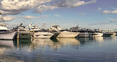 Tekne turizmi. Deniz marinası. Lüks yat marinası. Lüks bir yat limanında. Lüks bir yaşam tarzı. Denizdeki sürat teknesi. Yaz tatili. Lüks marina. Sefer yatı marinada demirlemiş..