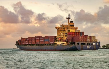 Miami, Florida, ABD - 16 Aralık 2024: kargo Chloe D Monrovia gemisi, hava manzaralı. Kargo gemisinde nakliye konteynırı. Kargo gemisi. Günbatımında Miami Limanı. Konteyner gemisi.