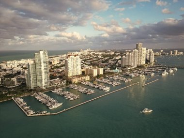 Yat Miami marinasına yanaştı. Miami 'deki kıyı şeridinin havadan görüntüsü. Limanın yukarısındaki Miami silueti. Miami 'nin ünlü deniz piyadesi. Yatı olan Marina.