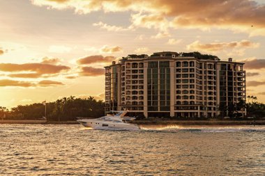 Yat marinaya gidiyor. Tekne ve yat gezisi. Lüks bir yaşam tarzı. Fisher Adası 'nda lüks bir binada yat. Yaz tatili. Fisher Adası Binası. Lüks motorlu tekne yatı. Turistik bölge.