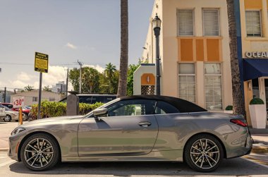 Miami, Florida, ABD - 06 Nisan 2025 Silver Coupe Car, yan görüş. 2025 BMW 4 Serisi Coupe Car. Lüks araba BMW 4. Araba BMW 4, dışarıda park edilmiş..