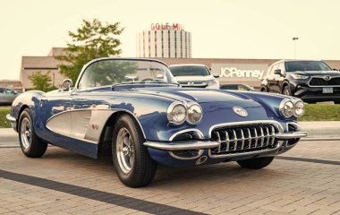 Park Ridge, Illinois, ABD - 22 Ağustos 2024: 1958 Chevrolet Corvette C1 retro araba. Chevrolet Corvette C1 'in üstü açık arabası. Chevy Corvette. Dönüştürülebilir araba otomobil fuarında park edilmiş, köşe manzaralı..