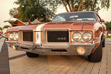 Park Ridge, Illinois, ABD - 21 Ağustos 2024: Oldsmobile Cutlass açık hava. Otomobil fuarındaki Retro Car, ön görüş. Oldsmobile Cutlass Supreme 1971 retro araba. Oldsmobile Cutlass Supreme 'in klasik arabası..