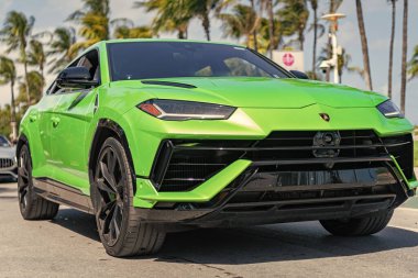 Miami, Florida, ABD - 4 Nisan 2025 Lamborghini Urus spor SUV arabası. Lüks spor araba Lamborghini Urus SUV. Lamborghini Urus dışarıda park etmiş. Yeşil spor araba, köşe manzaralı.