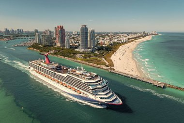 Miami, Florida, ABD - 21 Mart 2025: Karnaval Fetih yolcu gemisi yolculuğu. Yaz tatilinde gemi turu. Karnaval yolcu gemisi. Gemi turu ve deniz seyahati. Gemi Miami sahil limanından ayrılıyor..