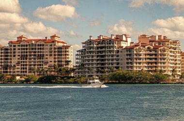Yaz tatili. Fisher Adası Binası. Lüks motorlu tekne yatı. Yat marinaya gidiyor. Tekne ve yat gezisi. Lüks bir hayat. Fisher Adası 'ndaki lüks konut yatında..