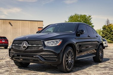 Park Ridge, Illinois, ABD - 29 Ağustos 2024: Mercedes Benz GLC 300 2020 çapraz SUV. Mercedes Benz GLC tipinde bir çapraz araba. Mercedes Benz 'in arabası dışarıda park edilmiş. Mercedes Benz GLC, köşe görünümü.