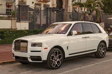 Miami, Florida, ABD - 08 Nisan 2025: Car Rolls Royce Cullinan açık havada park etti. Beyaz araba, yan köşe manzaralı. 2023 Rolls Royce Cullinan lüks SUV arabası. Lüks SUV arabası Rolls Royce Cullinan.