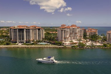 Miami Plajı 'nda yat gezintisi. Miami 'de turkuaz sulardaki teknelerin havadan görüntüsü. Güney Florida Miami 'de yat inzivası