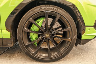 Miami, Florida, ABD - 4 Nisan 2025: lüks spor araba Lamborghini Urus. Lamborghini Urus dışarıda park etmiş. Yeşil spor araba, tekerlek manzaralı. 2021 Lamborghini Urus spor arazi aracı.