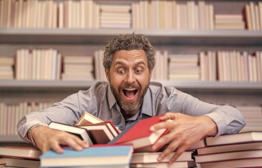 Okul kitaplarla dolu. Öğretmen veya öğrenci için okul eğitimi. Okul profesörü kütüphanede kitap okuyor. Edebiyat dersi öğretmeni. Üniversite öğretmeni sınıfta. Okumak için aç..