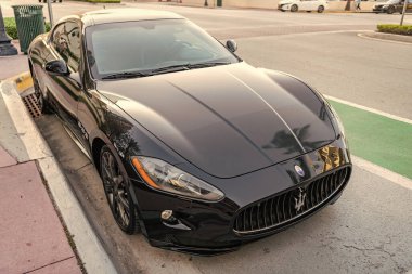 Miami, Florida, ABD - 07 Nisan 2025: Maserati Gran Turismo V8 2008 arabası. Lüks Turismo arabası Maserati V8. Araba Maserati V8 dışarıda park edilmiş. Siyah araba, üst manzara..