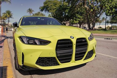Miami, Florida, ABD - 23 Kasım 2024 BMW M4 spor arabası. BMW M4 tipi lüks bir spor araba. BMW M4 yarışması dışarıda park edilmiş, kopyalama alanı. BMW M4, köşe görünümü.