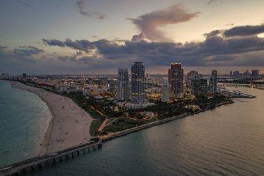 Miami sahil şeridinin hava gece görüşü. Miami Okyanusu 'nun üzerindeki alacakaranlık silueti. Miami Sahili Sahili dramatik gökyüzü