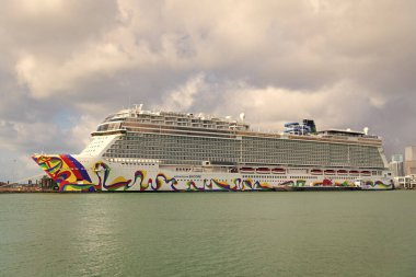 Miami, Florida, ABD - 03 Kasım 2024: Norveç yolcu gemisi yolculuğu. Yaz tatilinde gemi turu. Norveçli gemi şirketi. Gemi turu ve deniz seyahati. NCL gemisi. Seyahat kavramı.