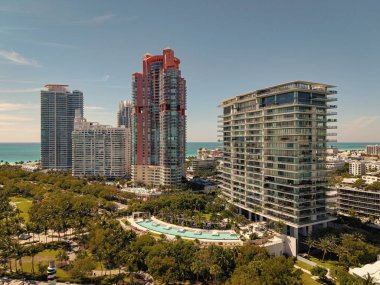 Mavi gökyüzünde Miami Plajı. Skyline hava görüntüsü. Miami şehri. Tropik Miami manzarası. Miami bölgesi gökyüzü manzarası