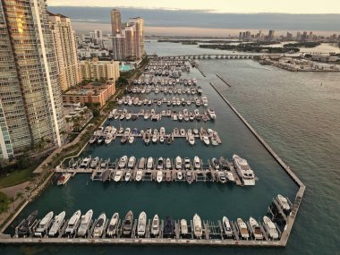Yat Miami marinasına yanaştı. Miami 'deki kıyı şeridinin havadan görüntüsü. Yelkenli Miamis kıyısı boyunca ilerliyor. Limanın yukarısındaki Miami silueti. Miami 'nin ünlü deniz piyadesi. Yatı olan Marina.