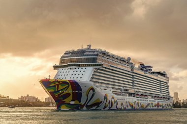 Miami, Florida, ABD - 16 Aralık 2024: Norveç yolcu gemisi yolculuğu. Yaz tatilinde gemi turu. Norveç yolcu gemisi. Gemi turu ve deniz seyahati. Gemi Miami limanından ayrılıyor..