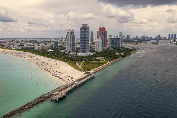 Miami sahil şeridinin hava gece görüşü. Miami Okyanusu 'nun üzerindeki alacakaranlık silueti. Miami Sahili kıyısı gün batımından sonra parlıyordu. Gökten ünlü Miami Sahili