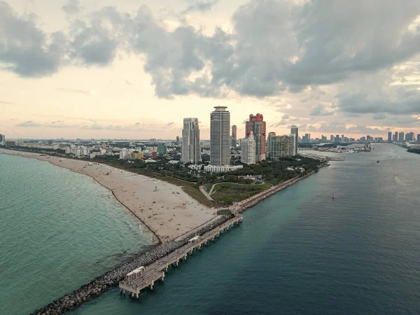 Lüks gökdelenleri ve okyanusları olan Miami şehri. Miami 'nin ünlü siluetinin panoramik manzarası. Yukarıdan Miami Sahili. En tepeden Miami silueti