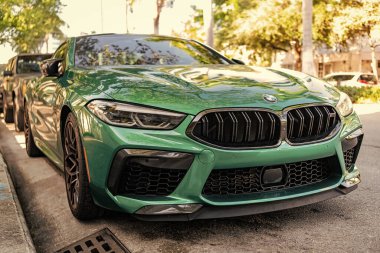 Miami, Florida, ABD - 05 Nisan 2025: BMW IX elektrikli SUV açık havada park edilmiş. Beyaz renkli araba, köşe manzaralı. 2025 BMW xDrive50 lüks elektrikli arazi aracı. Elektrikli geçiş aracı BMW IX xDrive50.