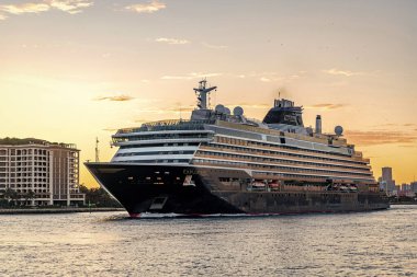 Miami, Florida, ABD - 24 Aralık 2024 Yaz Tatili Seyahati. Explora Seyahat yolcu gemisi. Gemi turu. Deniz yoluyla seyahat et. Gemi limandan ayrılıyor. Gün batımı gezisi. Keşfe çıkıyorum Gemi yolculuğuna çıkıyorum.