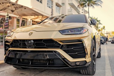 Miami, Florida, ABD - 07 Nisan 2025: Araba Lamborghini Urus açık havada park edilmiş. Altın araba, ön manzara. 2025 Lamborghini Urus hibrit araba. Lüks Melez Lamborghini Urus.