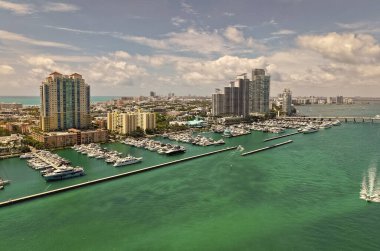 Yat Miami marinasına yanaştı. Miami 'deki kıyı şeridinin havadan görüntüsü. Yelkenli Miamis kıyısı boyunca ilerliyor. Limanın yukarısındaki Miami silueti. Miami 'nin ünlü deniz piyadesi. Yatı olan Marina.